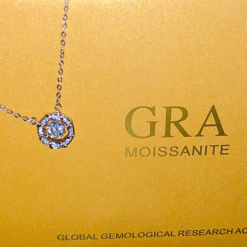Mesmerizing dancing diamond necklace! Make heads turn w/ this deisgner necklace - Picture 4 of 8